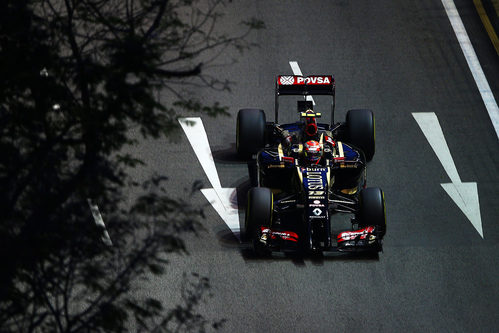 Pastor Maldonado rodando bajo la noche en Singapur