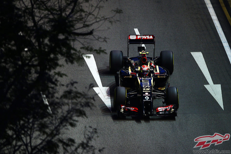 Pastor Maldonado rodando bajo la noche en Singapur