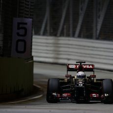 Romain Grosjean en el Marina Bay durante los Libres 2