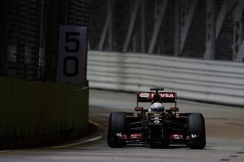 Romain Grosjean en el Marina Bay durante los Libres 2