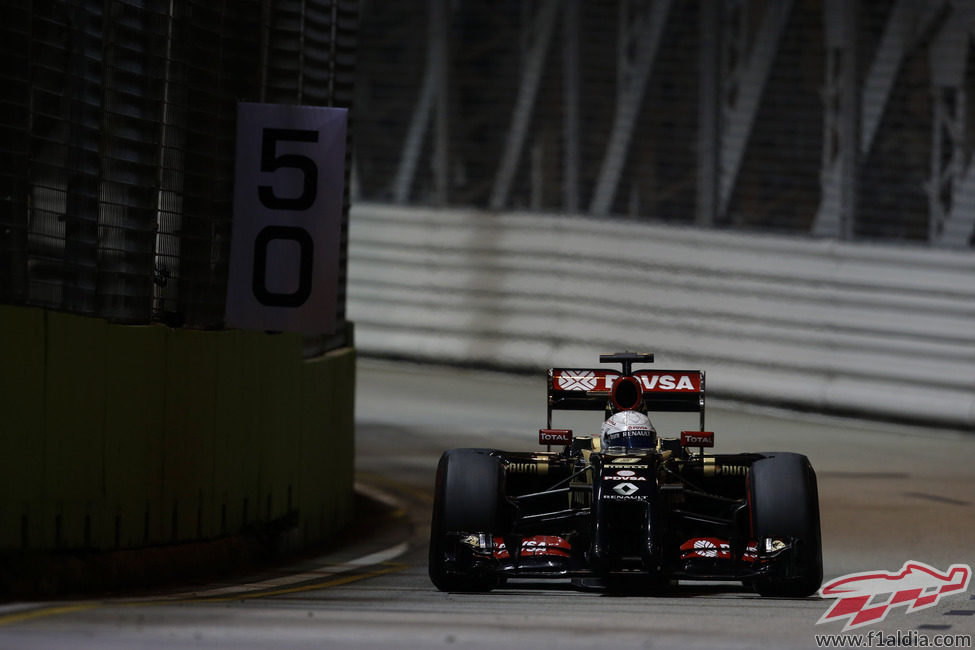 Romain Grosjean en el Marina Bay durante los Libres 2