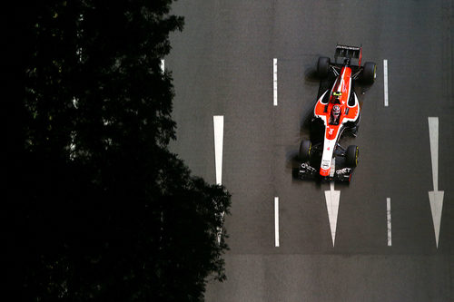 Max Chilton bajo la oscura noche en Singapur