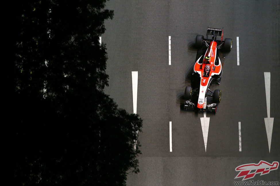 Max Chilton bajo la oscura noche en Singapur