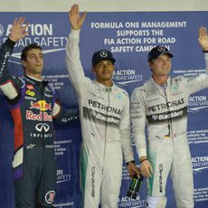 Lewis Hamilton, Nico Rosberg y Daniel Ricciardo saludan en Singapur