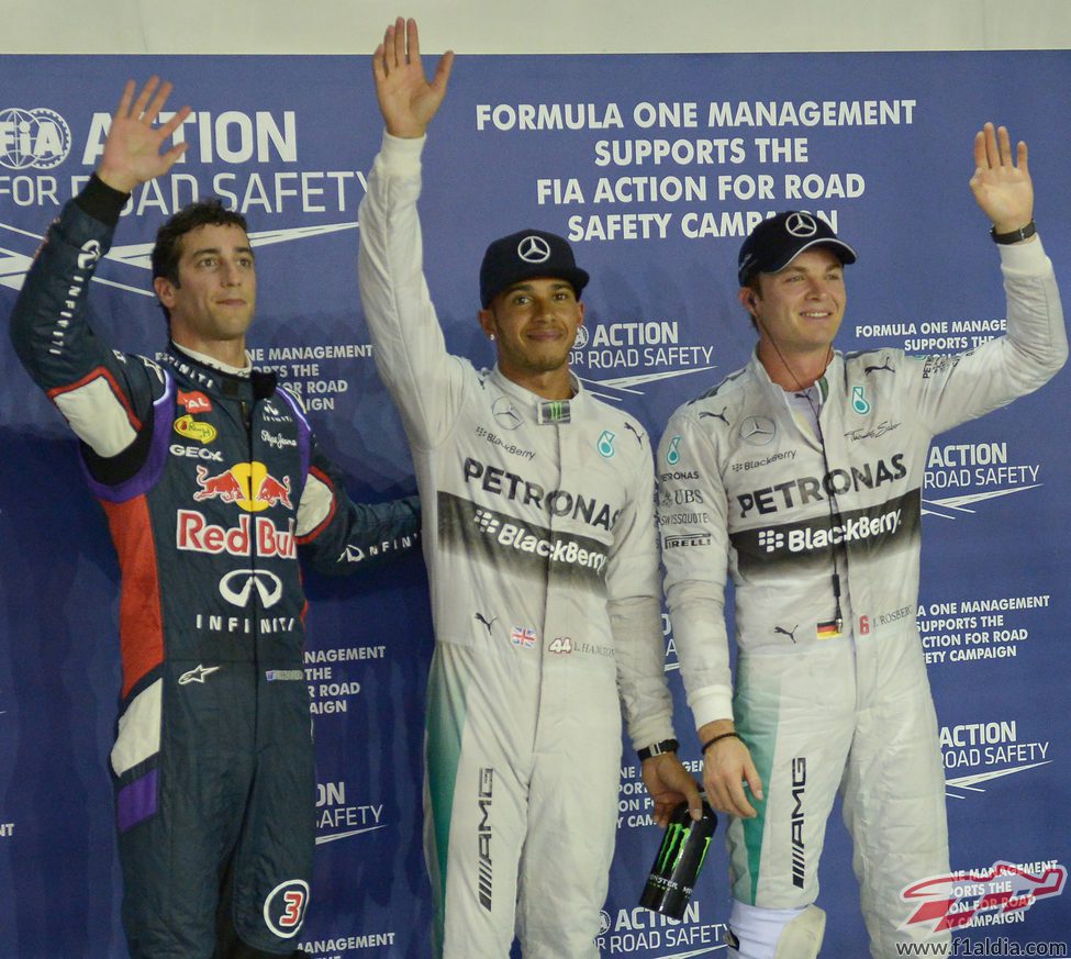 Lewis Hamilton, Nico Rosberg y Daniel Ricciardo saludan en Singapur