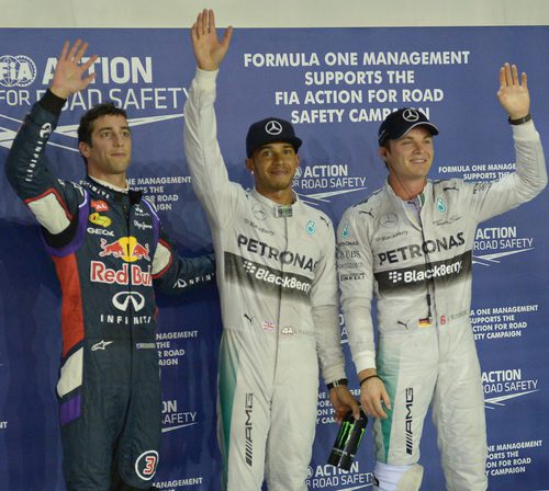 Lewis Hamilton, Nico Rosberg y Daniel Ricciardo saludan en Singapur