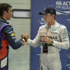 Nico Rosberg y Daniel Ricciardo se saludan en Marina Bay