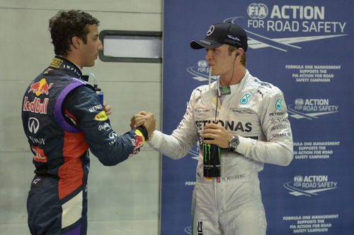 Nico Rosberg y Daniel Ricciardo se saludan en Marina Bay