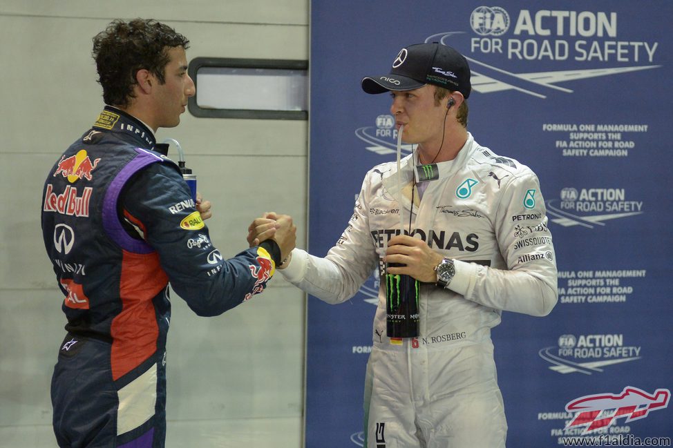 Nico Rosberg y Daniel Ricciardo se saludan en Marina Bay