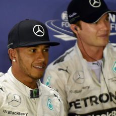 Nico Rosberg y Lewis Hamilton juntos tras la clasificación en Singapur