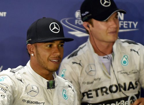 Nico Rosberg y Lewis Hamilton juntos tras la clasificación en Singapur