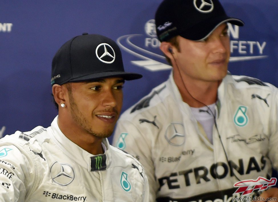 Nico Rosberg y Lewis Hamilton juntos tras la clasificación en Singapur