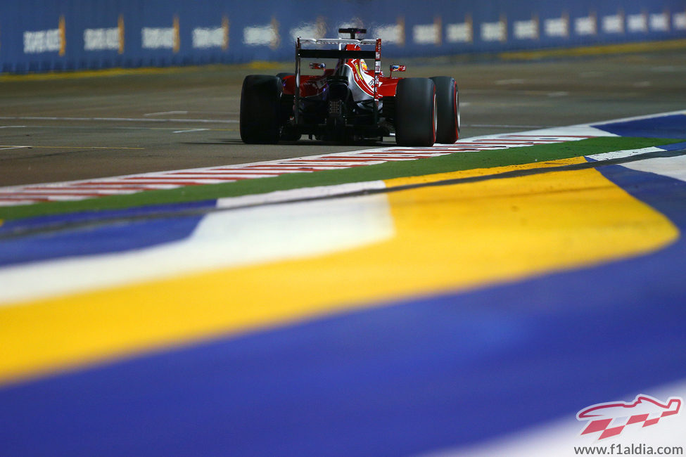 Fernando Alonso a punto de cruzar la línea de meta