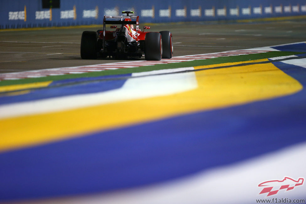 Kimi Räikkönen a punto de cruzar la línea de meta