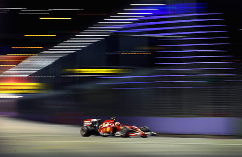 Kimi Räikkönen vuela con el F14 T