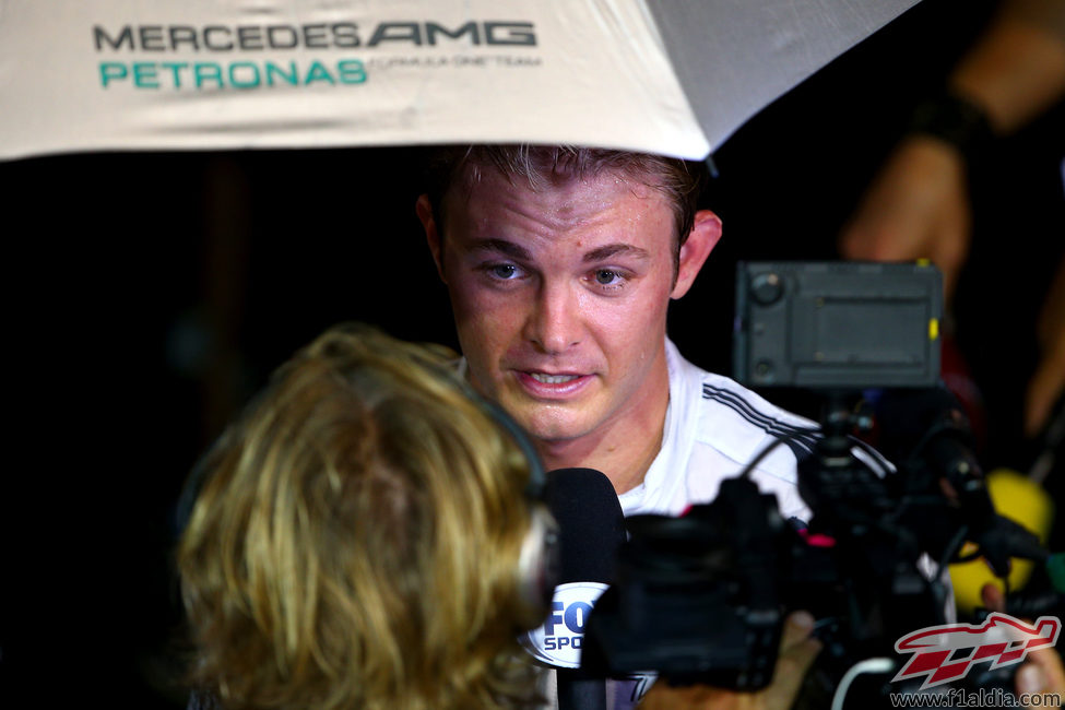 Nico Rosberg atiende a la prensa tras la clasificación
