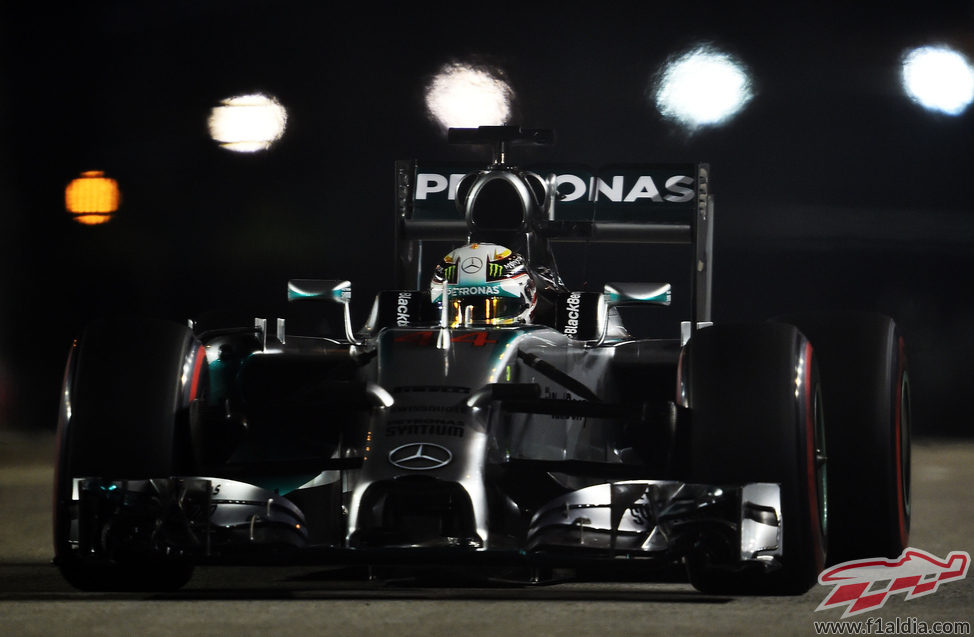 Lewis Hamilton supera por 7 milésimas a Nico Rosberg