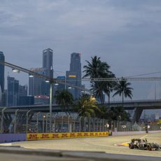 Gutiérrez rueda con la ciudad de Singapur de fondo