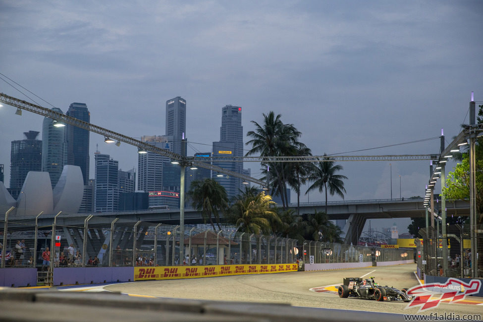 Gutiérrez rueda con la ciudad de Singapur de fondo