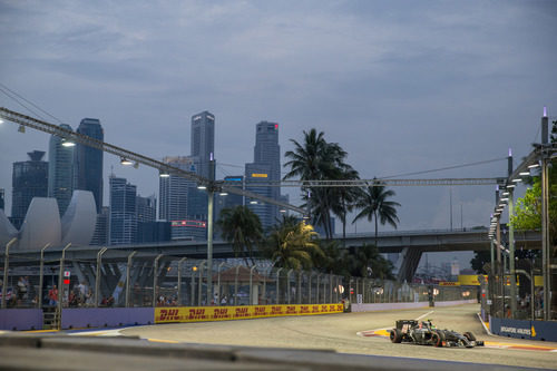 Gutiérrez rueda con la ciudad de Singapur de fondo