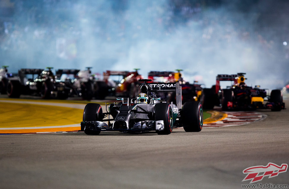 Lewis Hamilton aguanta la pole en Singapur