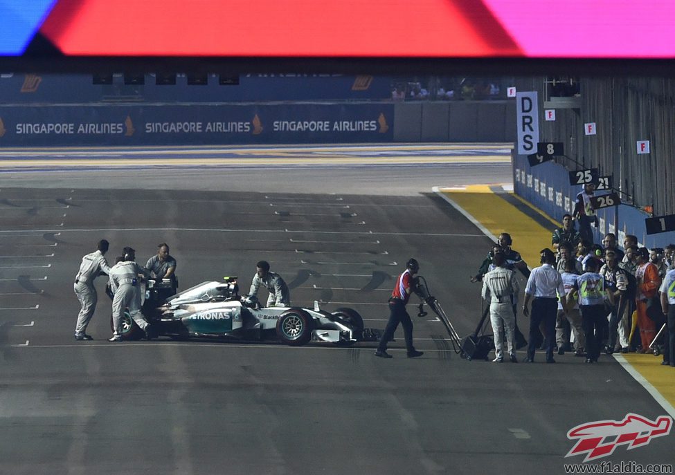 Nico Rosberg se queda parado en la vuelta de formación