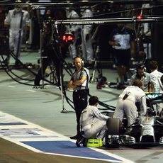 Nico Rosberg regresa al garaje tras abandonar en Singapur