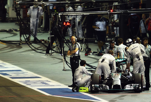 Nico Rosberg regresa al garaje tras abandonar en Singapur