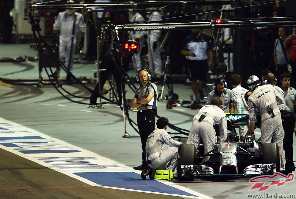 Nico Rosberg regresa al garaje tras abandonar en Singapur