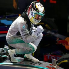 Puño de gloria de Lewis Hamilton