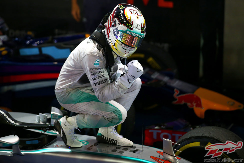 Puño de gloria de Lewis Hamilton