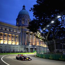 Sebastian Vettel por las calles del Marina Bay Street Circuit