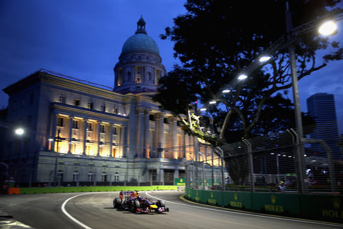 Sebastian Vettel por las calles del Marina Bay Street Circuit