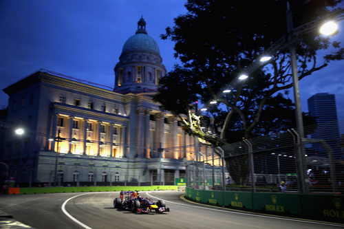 Sebastian Vettel por las calles del Marina Bay Street Circuit