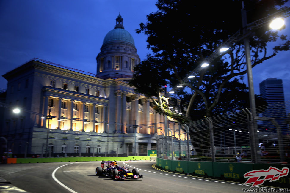 Sebastian Vettel por las calles del Marina Bay Street Circuit