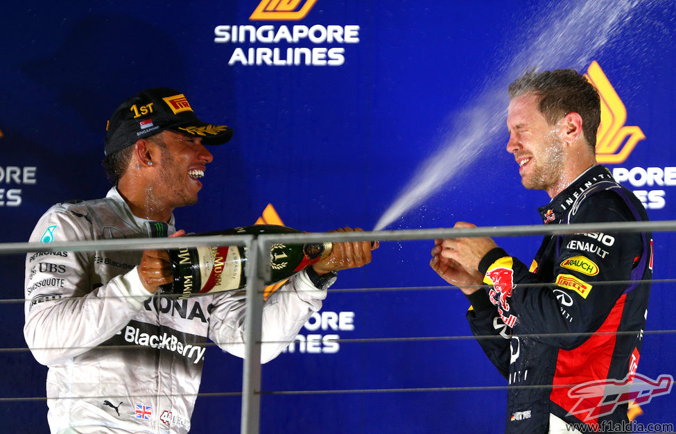 Lewis Hamilton baña de champán a Sebastian Vettel