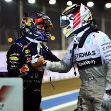 Lewis Hamilton y Sebastian Vettel se felicitan