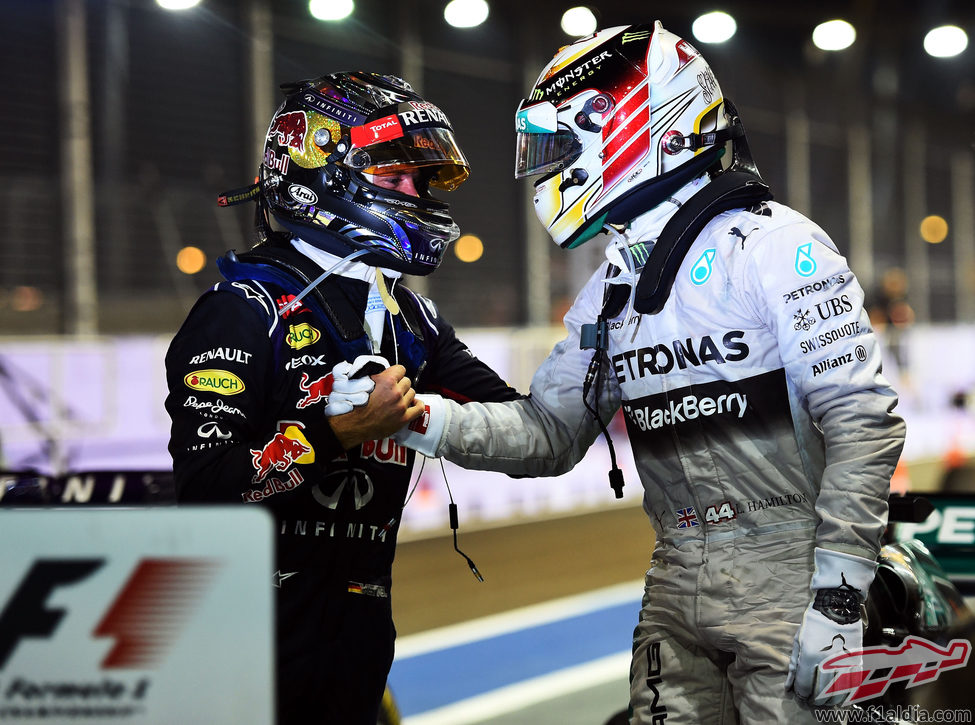 Lewis Hamilton y Sebastian Vettel se felicitan