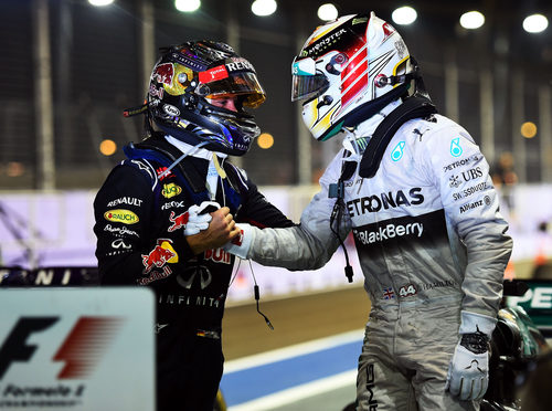 Lewis Hamilton y Sebastian Vettel se felicitan