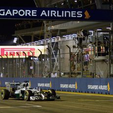 Lewis Hamilton cruza la meta en Singapur