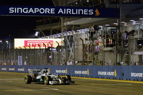 Lewis Hamilton cruza la meta en Singapur