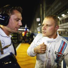 Valtteri Bottas ultima la carrera con su ingeniero