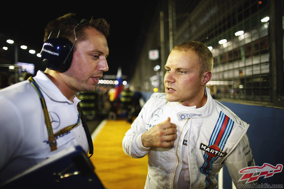 Valtteri Bottas ultima la carrera con su ingeniero