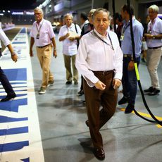 Jean Todt pasa por el pitlane durante el GP de Singapur