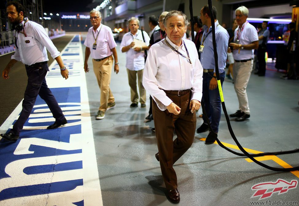 Jean Todt pasa por el pitlane durante el GP de Singapur