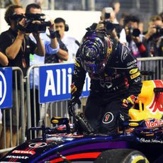 Sebastian Vettel se baja del coche tras acabar la carrera