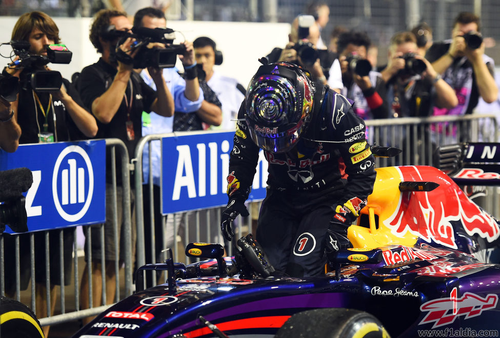 Sebastian Vettel se baja del coche tras acabar la carrera