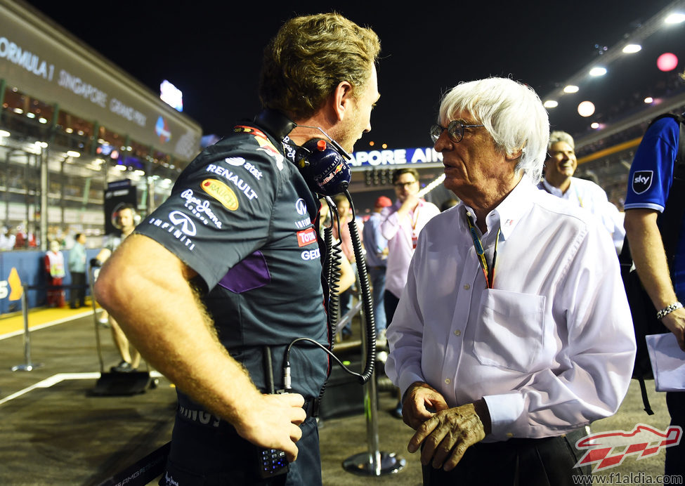 Bernie Ecclestone y Christian Horner charlan antes de la carrera