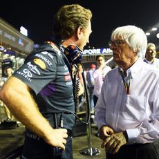 Bernie Ecclestone y Christian Horner charlan antes de la carrera