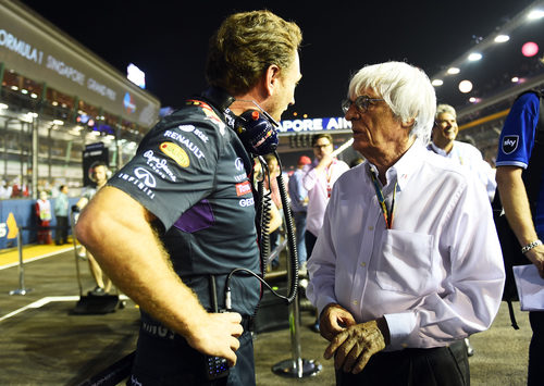 Bernie Ecclestone y Christian Horner charlan antes de la carrera